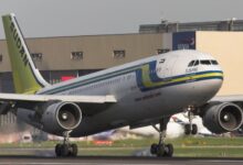 في ظل التصعيد العسكري الذي هزّ منطقة الخليج العربي منذ السبت، أعادت شركات الطيران العالمية رسم خرائط رحلاتها، ملغيةً ومعدّلةً مسارات من وإلى عدد من العواصم الخليجية، بفعل ارتفاع المخاطر المرتبطة بالمواجهة الإسرائيلية–الأمريكية–الإيرانية التي تمددت تداعياتها إلى أجواء المنطقة. وبحسب ما نقلته منصة «طيران بلدنا» المتخصصة في رصد حركة الملاحة الجوية، فإن شركات الطيران السودانية أوقفت رحلاتها إلى قطر والكويت والبحري