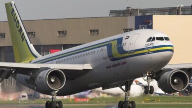 في ظل التصعيد العسكري الذي هزّ منطقة الخليج العربي منذ السبت، أعادت شركات الطيران العالمية رسم خرائط رحلاتها، ملغيةً ومعدّلةً مسارات من وإلى عدد من العواصم الخليجية، بفعل ارتفاع المخاطر المرتبطة بالمواجهة الإسرائيلية–الأمريكية–الإيرانية التي تمددت تداعياتها إلى أجواء المنطقة. وبحسب ما نقلته منصة «طيران بلدنا» المتخصصة في رصد حركة الملاحة الجوية، فإن شركات الطيران السودانية أوقفت رحلاتها إلى قطر والكويت والبحري