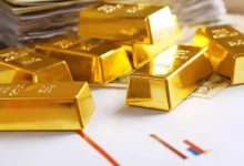 كشفت أرقام حديثة صادرة عن بنك السودان المركزي عن فجوة حادة بين الإنتاج الفعلي للذهب وحجم الصادرات الرسمية، مما يثير تساؤلات ملحة حول مصير عشرات الأطنان من المعدن النفيس التي فشلت في كبح جماح العجز التجاري المتفاقم للبلاد