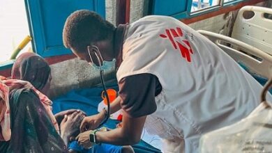 حذّر مسؤول أممي من خطر تحوّل الصراع الدائر في السودان إلى أزمة نزوح واسعة النطاق، قد تمتد آثارها إلى خارج الإقليم، في سيناريو يُعيد إلى الأذهان ما شهدته سوريا منذ عام 2011