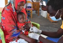 في مأساة إنسانية تعيد التذكير بأسوأ فصول العنف في دارفور، كشف عاملون في المجال الإنساني السبت عن وصول عدد الأطفال النازحين المنفصلين عن ذويهم في بلدة "طويلة" بشمال دارفور إلى أكثر من 1300 طفل، وسط تقارير أممية صادمة تؤكد وقوع "إبادة جماعية" خلال سقوط مدينة الفاشر.