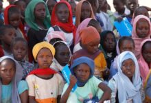 في حصيلة تعكس الوجه الأكثر قتامة للنزاع الدامي في السودان، كشفت المفوضية السامية للأمم المتحدة لشؤون اللاجئين عن رقم مفزع يختصر مأساة جيل كامل: 42 ألف طفل سوداني باتوا "وحيدين تماماً"، بلا أب أو أم أو عائلة تحميهم، تائهين بين نيران الداخل ومخيمات اللجوء في دول الجوار.