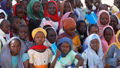 في حصيلة تعكس الوجه الأكثر قتامة للنزاع الدامي في السودان، كشفت المفوضية السامية للأمم المتحدة لشؤون اللاجئين عن رقم مفزع يختصر مأساة جيل كامل: 42 ألف طفل سوداني باتوا "وحيدين تماماً"، بلا أب أو أم أو عائلة تحميهم، تائهين بين نيران الداخل ومخيمات اللجوء في دول الجوار.