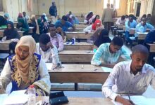أعلنت أمانة الشؤون العلمية بجامعة الخرطوم، عن إغلاق جميع مراكز الامتحانات ومراكز التدريب خارج السودان وخارج ولاية الخرطوم، في خطوة مفاجئة تُعيد ترتيب خارطة العملية التعليمية بالجامعة.