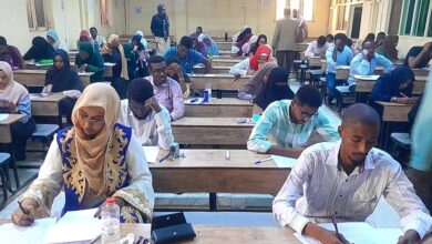 أعلنت أمانة الشؤون العلمية بجامعة الخرطوم، عن إغلاق جميع مراكز الامتحانات ومراكز التدريب خارج السودان وخارج ولاية الخرطوم، في خطوة مفاجئة تُعيد ترتيب خارطة العملية التعليمية بالجامعة.