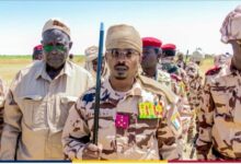 قتل 16 مدنياً على الأقل وأصيب آخرون، الأربعاء، جراء هجوم بطائرة مسيّرة استهدف تجمعاً للسكان أثناء تناولهم إفطارهم الرمضاني في بلدة “مبروكة” قرب الطينة الحدودية، بحسب مصادر محلية تشادية.