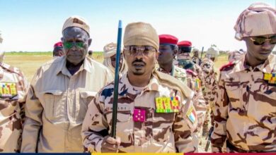 قتل 16 مدنياً على الأقل وأصيب آخرون، الأربعاء، جراء هجوم بطائرة مسيّرة استهدف تجمعاً للسكان أثناء تناولهم إفطارهم الرمضاني في بلدة “مبروكة” قرب الطينة الحدودية، بحسب مصادر محلية تشادية.