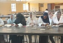 نفّذ آلاف الأساتذة، يوم الأحد، إضرابًا شاملًا عن العمل في أكثر من 30 جامعة حكومية بالسودان، احتجاجًا على ضعف الرواتب وتدهور الأوضاع الوظيفية، في خطوة وصفتها لجنة أساتذة الجامعات السودانية “لاجسو” بأنها إحدى أوسع التحركات المطلبية خلال الفترة الأخيرة