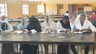 نفّذ آلاف الأساتذة، يوم الأحد، إضرابًا شاملًا عن العمل في أكثر من 30 جامعة حكومية بالسودان، احتجاجًا على ضعف الرواتب وتدهور الأوضاع الوظيفية، في خطوة وصفتها لجنة أساتذة الجامعات السودانية “لاجسو” بأنها إحدى أوسع التحركات المطلبية خلال الفترة الأخيرة