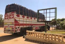 علنت السلطات السودانية، اليوم، عن إحباط محاولة تهريب كميات كبيرة من السلع التموينية الاستراتيجية في منطقة غرب أم درمان، أسفرت عن مصادرة الشحنة وفرض عقوبات مشددة على المتورطين.