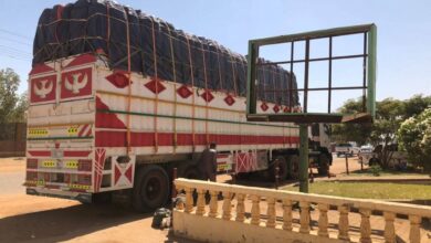 علنت السلطات السودانية، اليوم، عن إحباط محاولة تهريب كميات كبيرة من السلع التموينية الاستراتيجية في منطقة غرب أم درمان، أسفرت عن مصادرة الشحنة وفرض عقوبات مشددة على المتورطين.