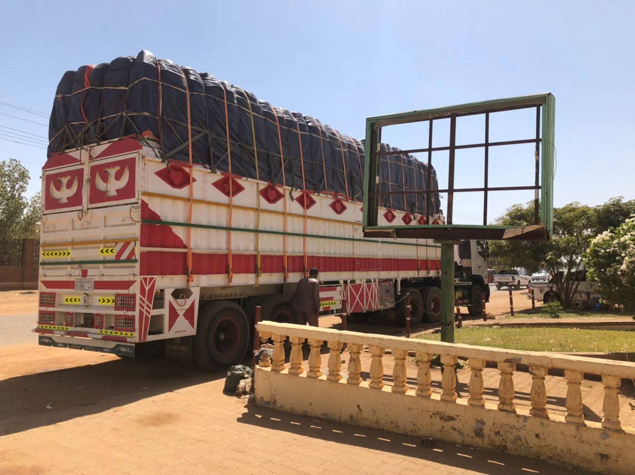 علنت السلطات السودانية، اليوم، عن إحباط محاولة تهريب كميات كبيرة من السلع التموينية الاستراتيجية في منطقة غرب أم درمان، أسفرت عن مصادرة الشحنة وفرض عقوبات مشددة على المتورطين.