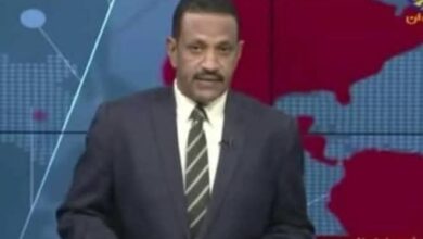 كشف المذيع السوداني المعروف، محمد عثمان الإمام، عن تفاصيل صادمة لرحلة مهنية امتددت لربع قرن داخل أروقة التلفزيون القومي، قضاها تحت بند "متعاون" دون تثبيت وظيفي، ما دفعه للعمل في بيع الأطعمة الشعبية لتأمين قوت أسرته في ظل ظروف الحرب القاسية.