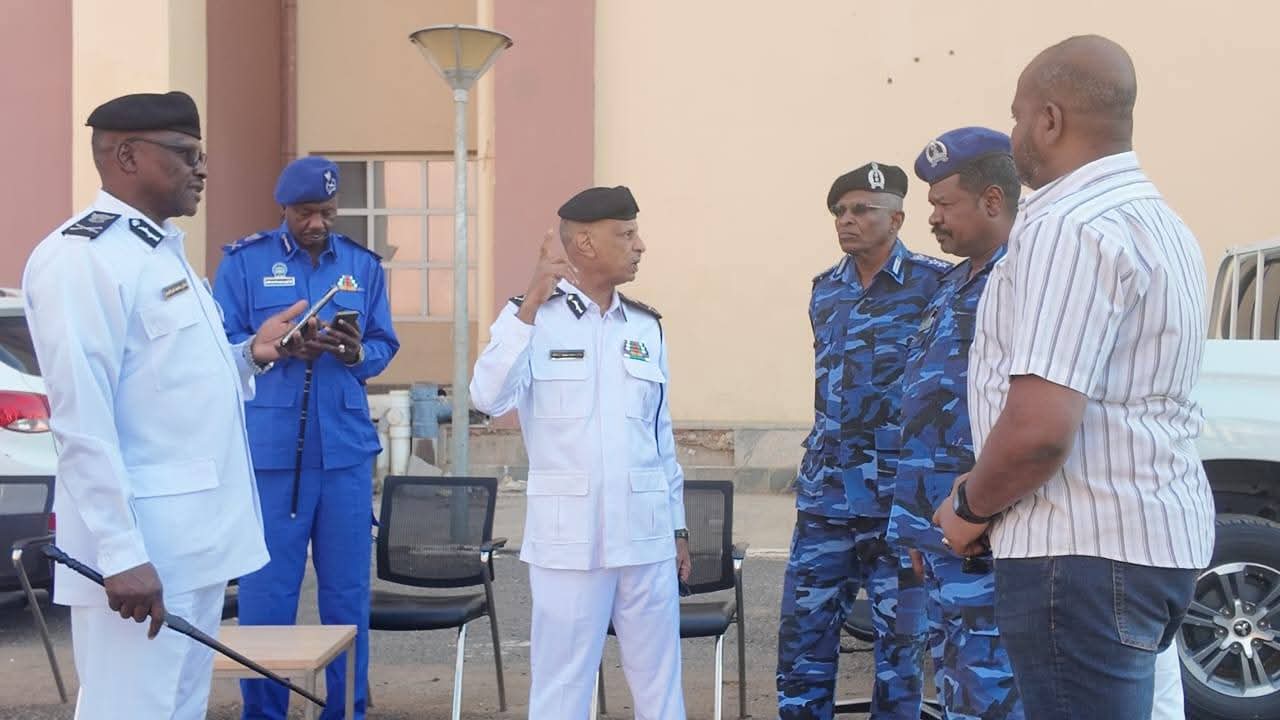 في خطوة متسارعة نحو استعادة الخدمات الحيوية وتطبيع الحياة في مدينة بحري، وقف مدير الإدارة العامة للمرور، اللواء شرطة حاتم محمود منصور، ميدانياً على اللمسات النهائية لأعمال الصيانة الشاملة وإعادة تأهيل صالة الخدمات المرورية بمجمع خدمات الجمهور.