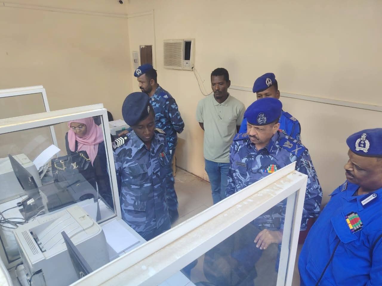 أعلن مدير الإدارة العامة للجوازات والهجرة في السودان، اللواء شرطة حقوقي عبد المحمود العوض، عن بدء العمل بالنسخة المحدثة من نظام الجواز الإلكتروني، مؤكداً أن الخطوة تهدف إلى مواكبة التطور العالمي في أنظمة الهوية الرقمية وتقليص زمن المعاملات