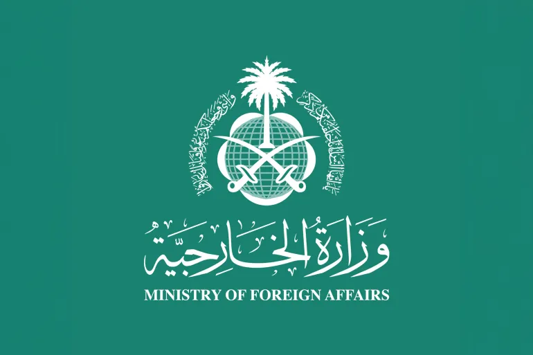 نددت المملكة العربية السعودية السبت بالهجمات الإيرانية التي استهدفت منطقة الرياض والمنطقة الشرقية، ووصفتها بأنها اعتداء "سافر وجبان"، في تصعيد عسكري جديد أثار موجة تنديد إقليمية وتحذيرات دولية واسعة من اتساع رقعة الصراع.