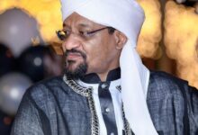 قطع الشيخ الأمين عمر الأمين، مرشد الطريقة القادرية المكاشفية في السودان، الطريق أمام الشائعات ببيان شديد اللهجة صادر في الساعات الأولى من صباح الأحد، أكد فيه أن الإفراج عن المدعو أحمد بارود تم بـ "ضمانة قانونية" فقط، مشدداً على أن المعركة القضائية لا تزال في أوجها.
