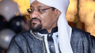 قطع الشيخ الأمين عمر الأمين، مرشد الطريقة القادرية المكاشفية في السودان، الطريق أمام الشائعات ببيان شديد اللهجة صادر في الساعات الأولى من صباح الأحد، أكد فيه أن الإفراج عن المدعو أحمد بارود تم بـ "ضمانة قانونية" فقط، مشدداً على أن المعركة القضائية لا تزال في أوجها.