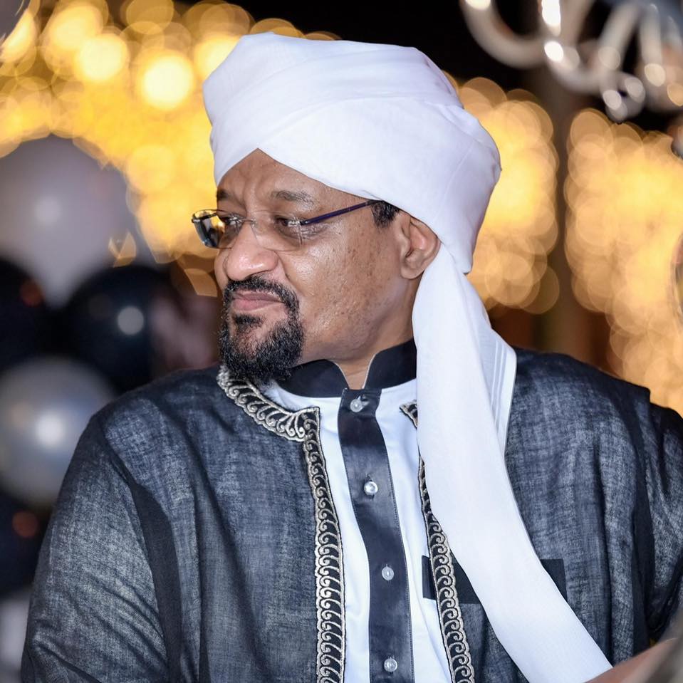 قطع الشيخ الأمين عمر الأمين، مرشد الطريقة القادرية المكاشفية في السودان، الطريق أمام الشائعات ببيان شديد اللهجة صادر في الساعات الأولى من صباح الأحد، أكد فيه أن الإفراج عن المدعو أحمد بارود تم بـ "ضمانة قانونية" فقط، مشدداً على أن المعركة القضائية لا تزال في أوجها.