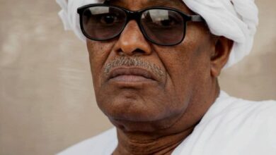 لم تكن عبارة "(ركن الأطفال.. يقدمه عمكم مختار)" مجرد شارة إذاعية عابرة، بل كانت "كلمة السر" التي تفتح أبواب الخيال لأجيال من أطفال السودان، وتنسج من أثير إذاعة أمدرمان عوالم من القيم والجمال. لكن خلف ذلك الصوت الأبوي الحنون، كان يختبئ معمارٌ عبقري، لم يكتفِ ببناء عقول الصغار، بل وضع حجر الأساس لأعظم صرح ثقافي في بلادنا.