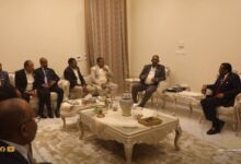 طلق رئيس الوزراء السوداني د. كامل إدريس، السبت من مقر السفارة السودانية بالقاهرة، إشارة البدء لترتيبات عودة واسعة النطاق للسودانيين المقيمين في مصر، وذلك خلال اجتماعه بوفد "لجنة الأمل للعودة الطوعية" برئاسة محمد وداعة وبحضور وزير المالية.