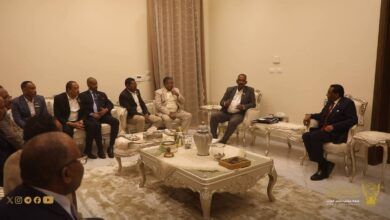 طلق رئيس الوزراء السوداني د. كامل إدريس، السبت من مقر السفارة السودانية بالقاهرة، إشارة البدء لترتيبات عودة واسعة النطاق للسودانيين المقيمين في مصر، وذلك خلال اجتماعه بوفد "لجنة الأمل للعودة الطوعية" برئاسة محمد وداعة وبحضور وزير المالية.