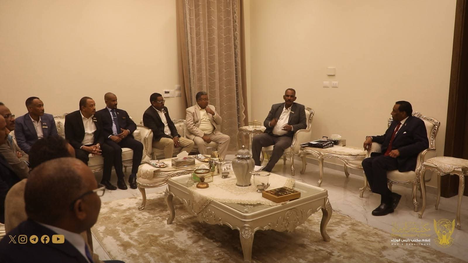 طلق رئيس الوزراء السوداني د. كامل إدريس، السبت من مقر السفارة السودانية بالقاهرة، إشارة البدء لترتيبات عودة واسعة النطاق للسودانيين المقيمين في مصر، وذلك خلال اجتماعه بوفد "لجنة الأمل للعودة الطوعية" برئاسة محمد وداعة وبحضور وزير المالية.