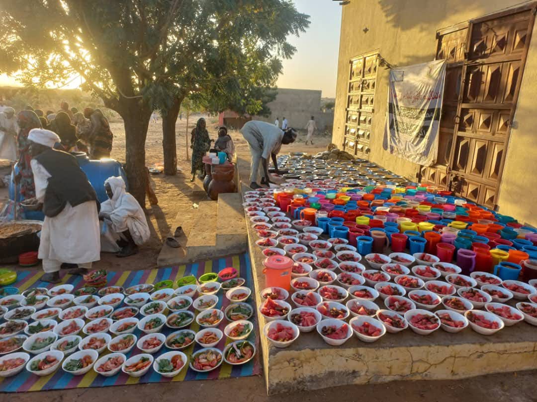 في قلب مدينة الفاشر التي خضعت لسيطرة مليشيا الدعم السريع في أواخر عام 2025 بعد معارك ضارية، تحدى آلاف السكان المحليين والنازحين شبح الجوع، ليتجمعوا حول مائدة إفطار جماعية نظمها "مطبخ الملم دارفور للسلام والتنمية" (MDPD).