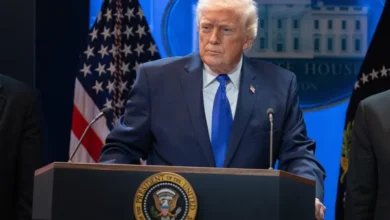 أعلن الرئيس الأميركي دونالد ترمب، السبت، بدء «عمليات قتالية كبرى ومستمرة» ضد إيران، مؤكداً أن طهران «لن تمتلك سلاحاً نووياً أبداً»، في خطوة تمثل تصعيداً غير مسبوق في التوترات بين البلدين.