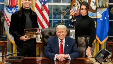 في تقارب لافت يمزج بين بريق النجومية الكروية وثقل السياسة الدولية، وجّه الرئيس الأميركي دونالد ترمب رسالة مباشرة ومصورة إلى أسطورة كرة القدم البرتغالي كريستيانو رونالدو، وصفه فيها بـ"الأعظم في التاريخ"، داعياً إياه للانتقال إلى الولايات المتحدة في أقرب وقت ممكن.