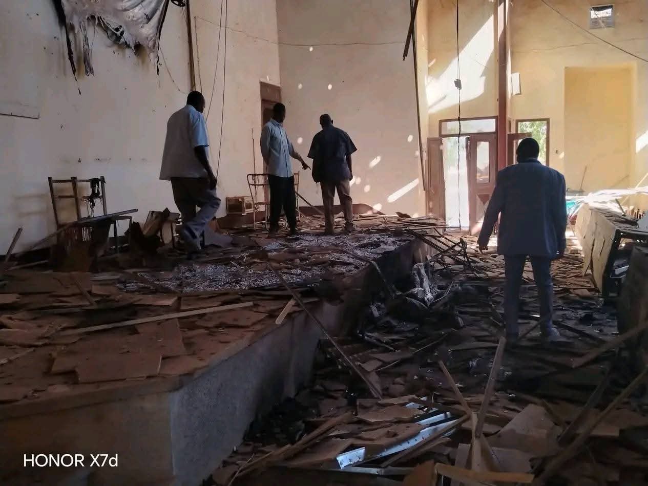 تعرضت مباني جامعة كردفان في مدينة الأبيض، بوسط السودان، لهجوم بطائرات مسيرة استهدف البنية التحتية للصرح الأكاديمي، ما أسفر عن تدمير ثلاث قاعات دراسية بالكامل، وفق ما أفادت مصادر جامعية وشهود عيان.