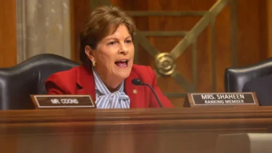 رحّبت السناتورة الديمقراطية جين شاهين، العضوة البارزة في لجنة العلاقات الخارجية بـمجلس الشيوخ ، بفرض عقوبات أمريكية جديدة على قادة في قوات الدعم السريع، مؤكدة أن هذه الخطوة يجب أن تمهّد لـ«انخراط أمريكي مباشر» ينهي الحرب المستعرة في السودان منذ أبريل 2023.