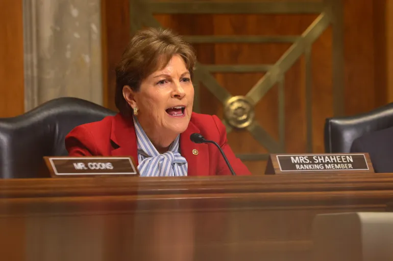 رحّبت السناتورة الديمقراطية جين شاهين، العضوة البارزة في لجنة العلاقات الخارجية بـمجلس الشيوخ ، بفرض عقوبات أمريكية جديدة على قادة في قوات الدعم السريع، مؤكدة أن هذه الخطوة يجب أن تمهّد لـ«انخراط أمريكي مباشر» ينهي الحرب المستعرة في السودان منذ أبريل 2023.