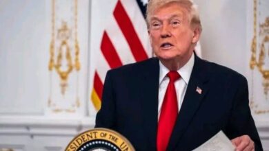 أعلن الرئيس الأميركي دونالد ترمب، في الساعات الأولى من صباح السبت، أنه يدرس توجيه "ضربة عسكرية محدودة" لإيران، في وقت دفع فيه البنتاغون بأضخم حشود عسكرية إلى المنطقة، وسط تقارير تفيد بأن التخطيط العسكري بلغ مراحل متقدمة تشمل خيارات تهدف إلى "تغيير النظام" في طهران.