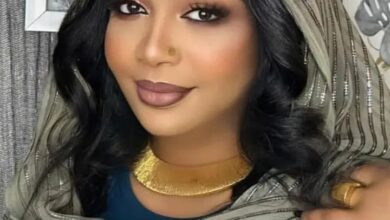 بعد مسيرةٍ بذخت بالعطاء، وصوتٍ ألفته البيوت السودانية لقرابة العقدين، اختارت الإعلامية القديرة سلمى سيد أن تضع نقطة الختام لرحلتها التلفزيونية. وبإعلانها أن برنامج "نضم سوداني" سيكون مسك الختام في عيد الفطر المبارك، توصد سلمى باباً من الإبداع، تاركةً خلفها إرثاً عصياً على النسيان وبصمةً رسخت في وجدان المشاهد.