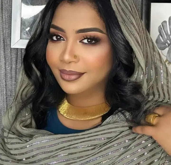 بعد مسيرةٍ بذخت بالعطاء، وصوتٍ ألفته البيوت السودانية لقرابة العقدين، اختارت الإعلامية القديرة سلمى سيد أن تضع نقطة الختام لرحلتها التلفزيونية. وبإعلانها أن برنامج "نضم سوداني" سيكون مسك الختام في عيد الفطر المبارك، توصد سلمى باباً من الإبداع، تاركةً خلفها إرثاً عصياً على النسيان وبصمةً رسخت في وجدان المشاهد.