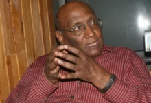 سعدت بالوثائقية التي انتجتها قناة الجزيرة عن محمد وردي في مناسبة "احتجابه" عنا منذ ١٩ فبراير ٢٠١٢. وأول ما سمعت ب"احتجاب" في معنى الموت كنت صغيراً في بيئة ختمية. فوفاة السادة الميرغينة عندنا "احتجاب" في حين يموت سائر الناس. وألهمتني الكلمة القديمة عبارة للشاعر "شبه القمرا" الحلنقي قال في الوثائقية إن وردي حولنا أينما كنا ولا نراه.