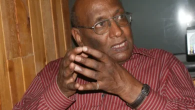 سعدت بالوثائقية التي انتجتها قناة الجزيرة عن محمد وردي في مناسبة "احتجابه" عنا منذ ١٩ فبراير ٢٠١٢. وأول ما سمعت ب"احتجاب" في معنى الموت كنت صغيراً في بيئة ختمية. فوفاة السادة الميرغينة عندنا "احتجاب" في حين يموت سائر الناس. وألهمتني الكلمة القديمة عبارة للشاعر "شبه القمرا" الحلنقي قال في الوثائقية إن وردي حولنا أينما كنا ولا نراه.