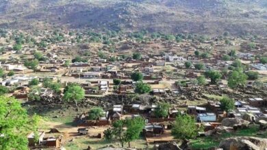 أحكمت السلطات الأمنية في مدينة كادقلي، عاصمة ولاية جنوب كردفان، قبضتها على خدمات الاتصال بفرض قيود مشددة حظرت بموجبها استخدام الإنترنت للمكالمات والرسائل النصية، مع استثناء العمليات المالية فقط، وذلك في أعقاب تصاعد الهجمات بالطائرات المسيّرة على المدينة.