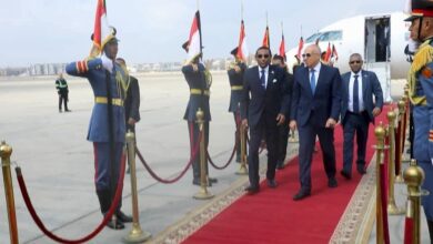 وصل رئيس الوزراء السوداني، د. كامل إدريس، صباح الخميس إلى القاهرة في زيارة رسمية تستغرق يومين، تهدف إلى تعزيز العلاقات الثنائية بين البلدين ومناقشة القضايا الإقليمية ذات الاهتمام المشترك.