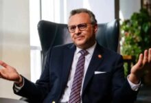 في تحرّك دبلوماسي جديد يسلّط الضوء على الأزمة السودانية، قال كبير مستشاري الرئيس الأمريكي للشؤون العربية والأفريقية، مسعد بولس، السيت إنه عقد لقاءً مع الممثلين الدائمين لدى مجلس الأمن الدولي، ناقش خلاله التطورات المتسارعة في السودان وضرورة اتخاذ خطوات عاجلة لفرض هدنة إنسانية.