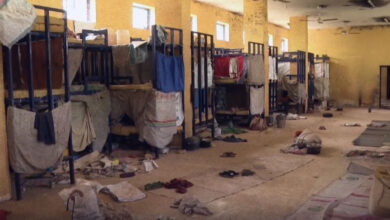 فتح فيلم وثائقي بثّته شبكة الجزيرة الإعلامية مساء الجمعة ملف الإخفاء القسري في السودان، عارضا ما قال إنها مشاهد حصرية لمعتقلات وسجون سرّية وغرف احتجاز غير رسمية ومقابر جماعية نُسبت إلى مليشيا الدعم السريع.