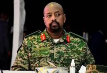 شنّ الجنرال موهوزي كاينيروغابا، نجل الرئيس الأوغندي والقائد العام للجيش، هجوماً هو الأعنف من نوعه على قائد قوات الدعم السريع السودانية محمد حمدان دقلو، واصفاً إياه بـ "المجرم الملطخ بدماء السودانيين".