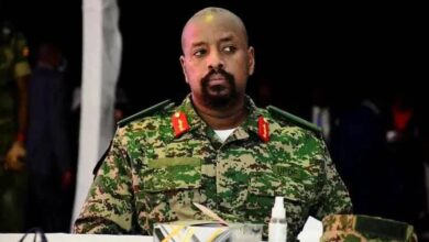 شنّ الجنرال موهوزي كاينيروغابا، نجل الرئيس الأوغندي والقائد العام للجيش، هجوماً هو الأعنف من نوعه على قائد قوات الدعم السريع السودانية محمد حمدان دقلو، واصفاً إياه بـ "المجرم الملطخ بدماء السودانيين".