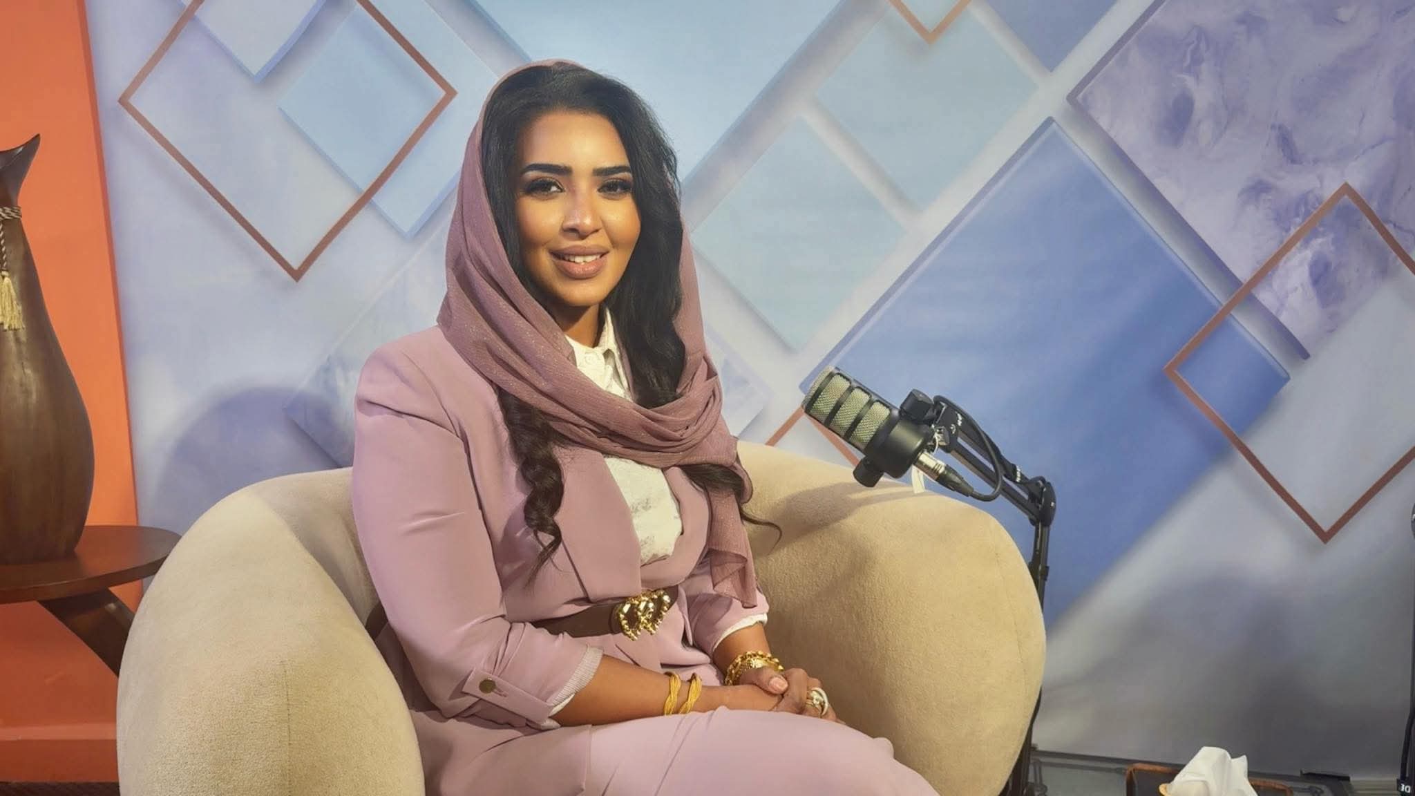 في مشهد يكسر الصورة النمطية لحدة التنافس في الأوساط الإعلامية، كشفت الإعلامية السودانية في قناة "العربية"، الريان الظاهر، عن فصول غير مروية من الدعم "اللوجستي والمعنوي" الذي قدمته لها الإعلامية القديرة نسرين النمر، واصفة إياها بـ "الرقم الصعب" الذي صاغ ثقتها المهنية