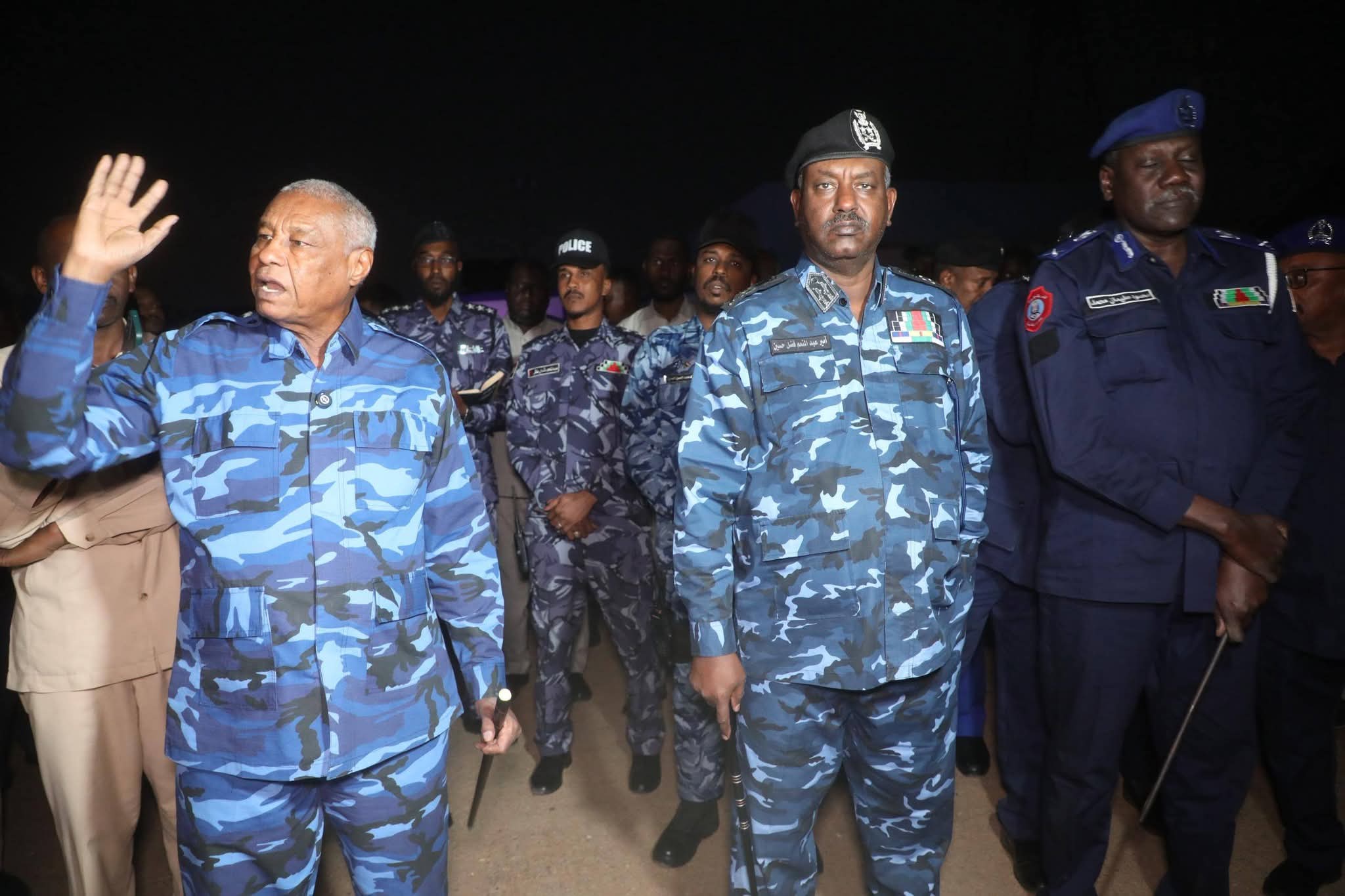 أشاد وزير الداخلية السوداني، الفريق شرطة حقوقي بابكر سمرة مصطفى، بأداء قوات الشرطة الأمنية (القوات الخاصة) في عمليات الأمن الداخلي وتأمين الجسور بولاية الخرطوم، مؤكداً جاهزية الشرطة للاضطلاع بدورها في حماية الأرواح والممتلكات