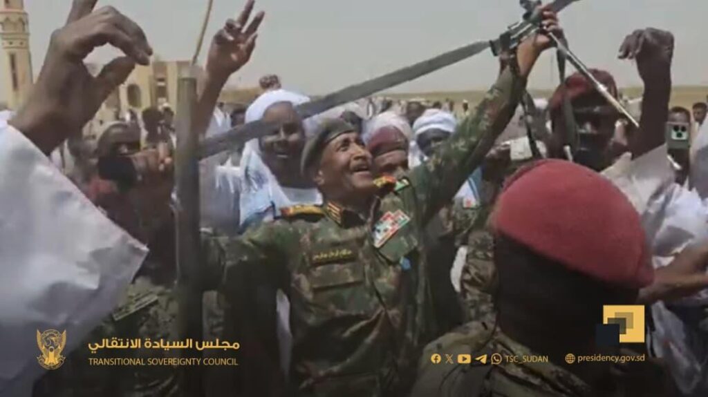 وسط حشود ضخمة.. البرهان يفاجئ هداليا بزيارة تاريخية