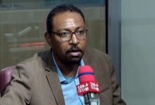 أفادت صحيفة محلية سودانية، الثلاثاء، بأن رئيس مجلس السيادة الانتقالي عيّن الدكتور أمجد فريد الطيب مستشارًا للشؤون السياسية والعلاقات الخارجية، في خطوة يُنظر إليها على أنها محاولة لتعزيز الحضور المدني في مؤسسات الحكم خلال المرحلة الانتقالية المعقدة التي تمر بها البلاد. وبحسب ما نقلته صحيفة "السوداني"