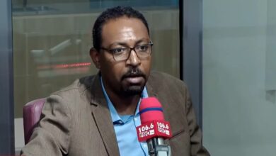 أفادت صحيفة محلية سودانية، الثلاثاء، بأن رئيس مجلس السيادة الانتقالي عيّن الدكتور أمجد فريد الطيب مستشارًا للشؤون السياسية والعلاقات الخارجية، في خطوة يُنظر إليها على أنها محاولة لتعزيز الحضور المدني في مؤسسات الحكم خلال المرحلة الانتقالية المعقدة التي تمر بها البلاد. وبحسب ما نقلته صحيفة "السوداني"