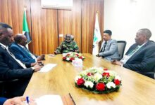 أعلنت الحكومة السودانية خطة عاجلة لإعادة 10 آلاف لاجئ سوداني من أوغندا، عبر رحلات جوية مجانية تشارك فيها شركات سودانير وبدر وتاركو.